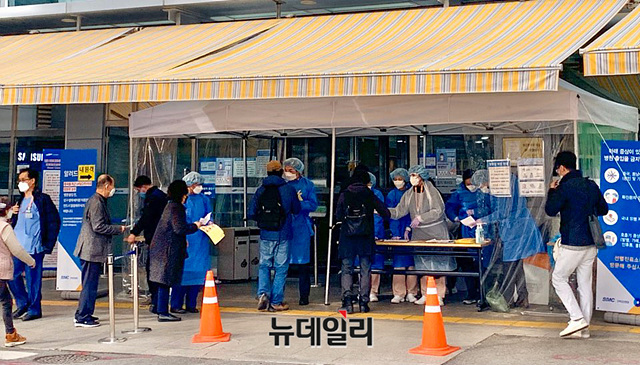 ▲ 4일 하루 국내서 확진자 438명이 추가, 3일째 일일 추가 확진자 수는 감소세를 보인다. ⓒ뉴데일리 DB