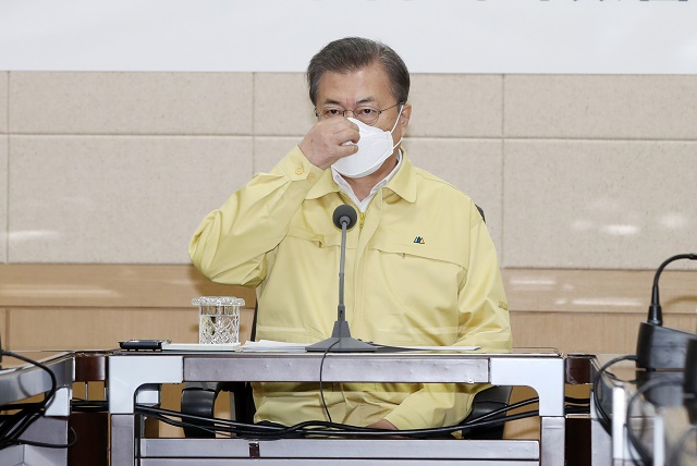 ▲ 문재인 대통령이 2일 대전광역시 국군대전병원에서 신종 코로나바이러스 감염증(코로나19)과 관련한 군 주요 조치사항을 보고 받기 전 마스크를 고쳐쓰고 있다. ⓒ뉴시스