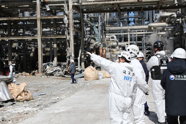 ▲ 국과수 등이 롯데케마칼 폭발사고 원인을 조사하기 위해 5일 정밀감식에 들어갔다.ⓒ충남도