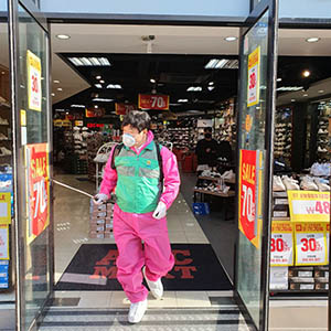 ▲ 안병국 예비후보가 죽도·중앙동 방역활동을 가지고 있다.ⓒ선거사무실