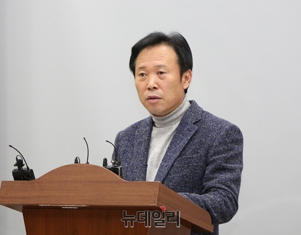 ▲ 황영호 미래통합당 충북 청주 청원지구당협위원장이 5일 충북도청에서 미래통합당 공천관리위원회의 결정에 대한 입장을 밝히고 있다.ⓒ박근주 기자