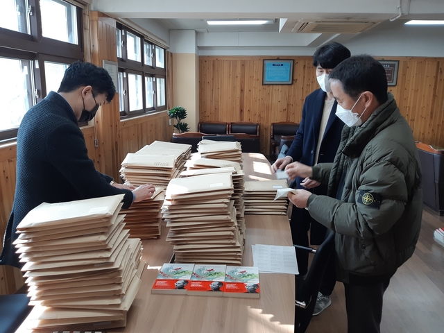 ▲ 경희교육재단 경상고등학교(교장 이철우)와 경상여자고등학교(교장 권효중) 경희교육재단 권희태 이사장이 전교생에게 책 한 권씩을 배달했다.ⓒ대구교육청
