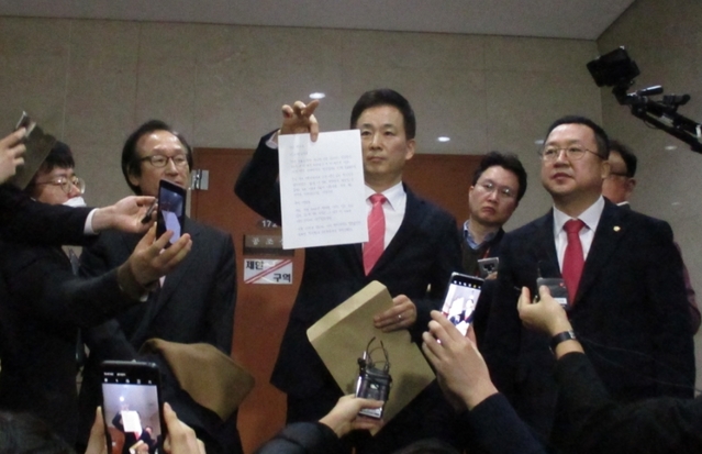 ▲ 박근혜 전 대통령 변호인인 유영하(가운데) 변호사가 4일 오후 국회 정론관에서 박 전 대통령의 자필 편지를 대독 후 편지를 기자들에게 보여주고 있다.ⓒ송원근 기자