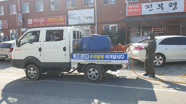 ▲ 한수원 월성원자력본부는 4일 월성본부 최인접 마을인 나아리의 코로나19 긴급 방역을 지원했다.ⓒ월성원자력본부