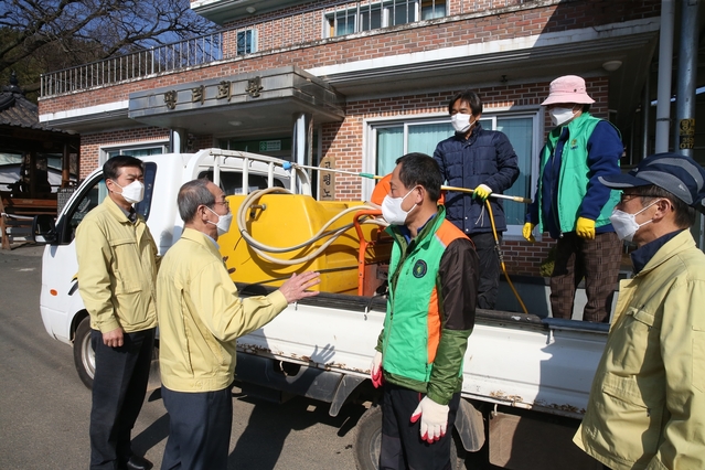 ▲ 청도군(군수 이승율)은 현재 대남병원 2층 병실에서 격리 치료를 받고 있던 음성환자 16명이 국립부곡병원으로 이송 완료돼 사망자를 제외한 대남병원 확진자 108명이 전원 이송완료됐다.ⓒ청도군