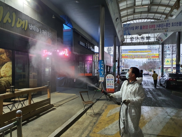▲ 칠곡군은 코로나19 예방과 확산방지를 위해 전통시장과 버스정류장 및 다중이용시설 등에 대한 방역·소독에 집중하고 있다.ⓒ칠곡군