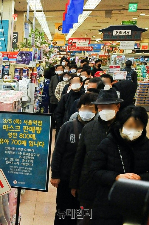 ▲ 마스크 제조사의 공적 의무공급 비율을 높이는 '마스크 수급 대책' 때문에 마스크 생산을 중단하는 업체가 나왔다. 사진은 마스크를 사기위해 늘어선 대기줄. ⓒ권창회 기자
