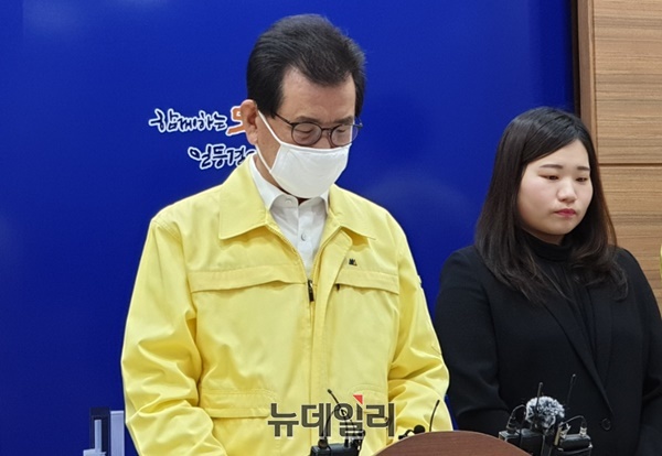 ▲ 이시종 충북도지사가 6일 도청 브리핑룸에서 코로나19 경증환자 치료센터와 관련, 제천시민들의 이해을 당부하고 있다.ⓒ박근주 기자
