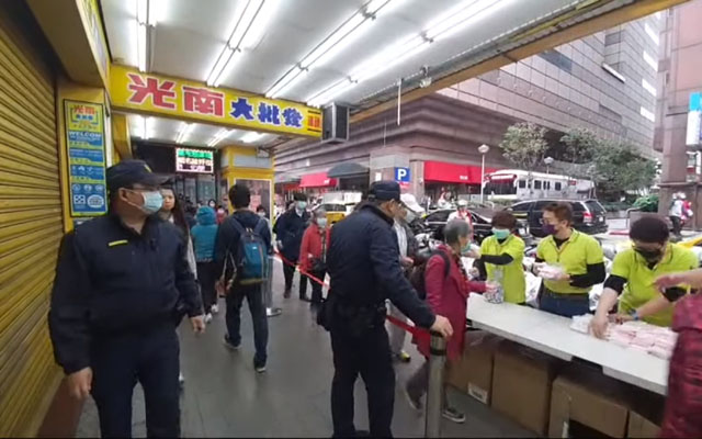 ▲ 2월 7일 타이페이 시내 마스크 무료배포 현장.ⓒ허동혁