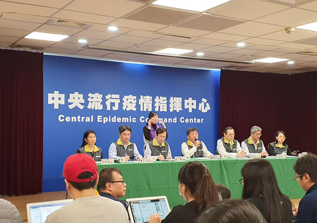 ▲ CDC 기자회견 모습. 중앙 마이크 든 이가 천스중(陳時中) 위생복리부장(장관)ⓒ허동혁