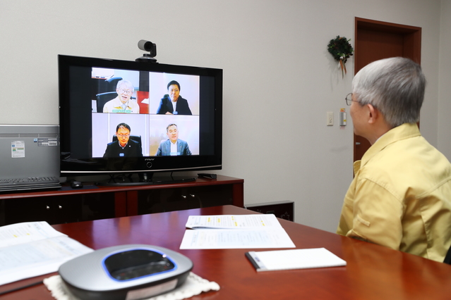 ▲ 최기영 과학기술정보통신부 장관이 5일 서울중앙우체국에서 박정호 SK텔레콤 사장, 구현모 KT 사장, 하현회 LG유플러스 부회장과 영상회의 시스템을 활용해 긴급 간담회를 하고 있다. 
ⓒ과학기술정보통신부