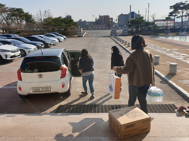 ▲ 경주시청소년수련관 마당에서 스스로 방어가 어려운 드림스타트 아동과 지역아동센터 이용아동 등 취약계층 아동의 건강을 지켜주고자 후원물품을 전달했다.ⓒ경주시