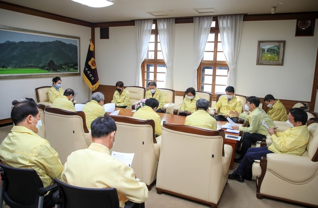 ▲ 시의회 배지숙 의장과 장상수·김혜정 부의장, 이만규 운영위원장은 6일 긴급 의장단 간담회를 열고 구·군에 지금까지 배부된 마스크라도 신속히 주민들에게 배부해 달라고 촉구했다.ⓒ대구시의회