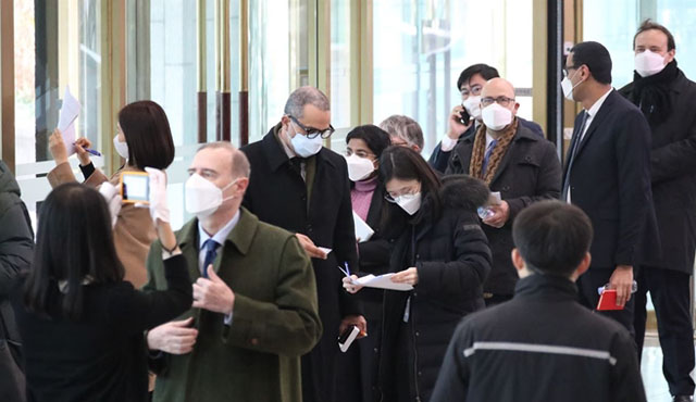 ▲ 지난 2월 25일 외교부의 입국제한 관련 설명회에 참석하기 위해 청사에 도착한 주한 외교단. 체열을 제기위해 대기 중이다. ⓒ연합뉴스. 무단전재 및 재배포 금지.