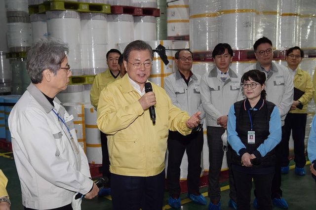 ▲ 문재인 대통령이 6일 경기도 평택의 마스크 제조공장인 우일씨앤텍을 방문해 업체 건의사항 및 직원 애로사항을 청취한 후 격려 말을 하고 있다. ⓒ뉴시스