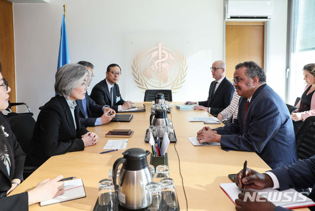 ▲ 강경화 외교장관은 지난 2월 24일 스위스 제네바에서 테드로스 아드하놈 게브레예수스 세계보건기구(WHO) 사무총장과 만났다. ⓒ뉴시스. 무단전재 및 재배포 금지.