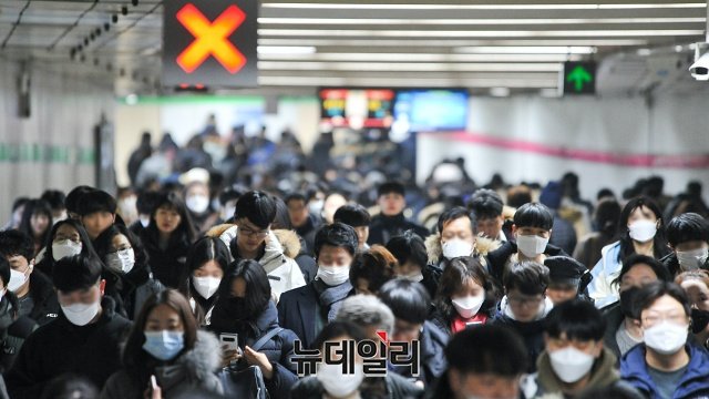 국내 우한폐렴 확진자가 급증하자, 일본 정부가 한국인에 대한 입국 제한 조치를 강화했다. 사진은 마스크를 낀 채 지하철을 오가는 시민들. ⓒ권창회 기자