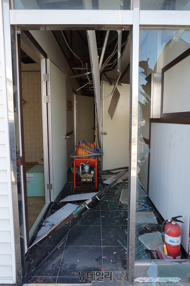 ▲ 서산 롯데케미칼 대산공장 폭발화재의 충격으로 조립식 건물 천정에서 건축물들이 쏟아져 내려 있다.ⓒ김정원 기자