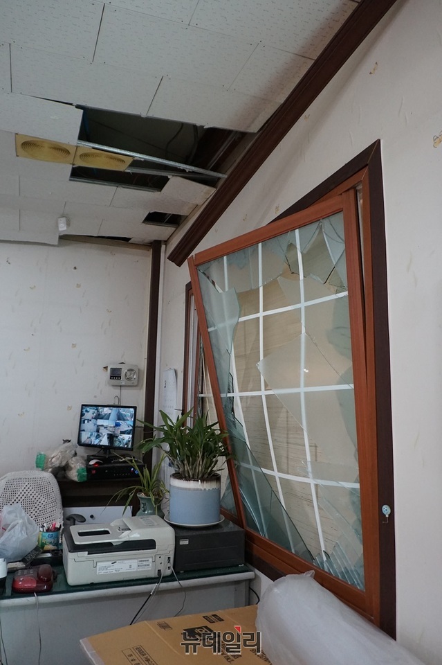 ▲ 롯데케미칼 폭발화제 충격으로 천정이 내려 앉고 유리창이 파손된 나르메식당 내부 모습.ⓒ김정원 기자