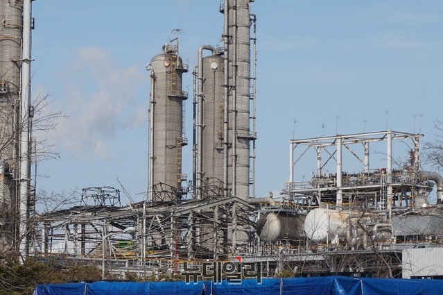 ▲ 골조만 앙상한 롯데케미칼 대산공장 폭발화재 현장.ⓒ김정원 기자