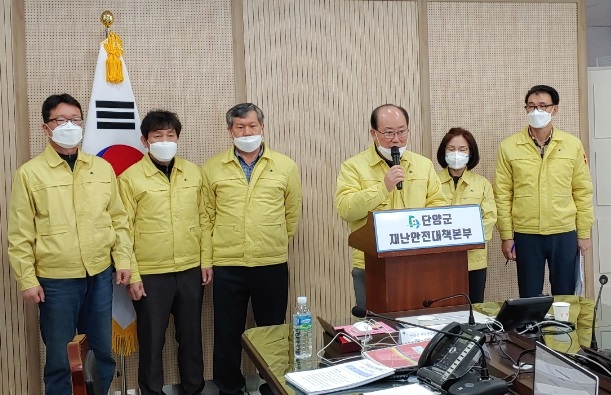 ▲ 류한우 단양군수가 7일 군청에서 코로나19 확진자 발생과 관련해 브리핑을 하고 있다.ⓒ단양군