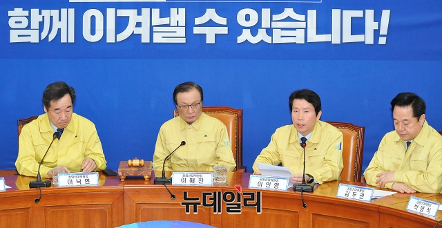 ▲ 6일 오전 국회에서 열린 더부렁민주당 선거대책위원회의. ⓒ권창회 기자