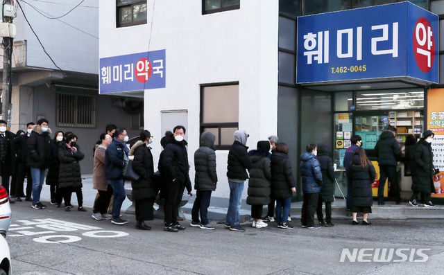 ▲ 6일 오전 인천시 남동구의 한 약국에서 시민들이 2매만 구입 가능한 공적 마스크를 사기위해 줄을 서고 있다. ⓒ뉴시스