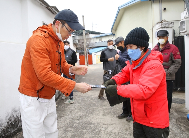 ▲ 성주군은 7일 군민들의 불안과 불편을 조금이나마 해소하기 위해 감염 위험이 높은 65세 이상 고령자를 대상으로 1인당 마스크 2장씩 총 2만7100매를 긴급 배부했다.ⓒ성주군