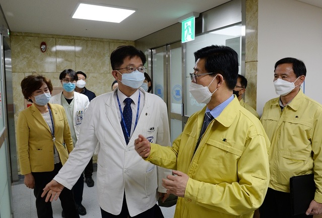 ▲ 양승조 충남도지사는 7일 단국대병원 응급실 선별진료소와 음압격리병실, 병동 등을 차례로 점검하고, 헤파필터 작동 상태 등을 확인했다. 
단국대병원 선별진료소는 의사 및 간호사 등 의료진 7명이 24시간 2교대로 근무 중이며 음압격리병실은 12개실 가운데 11개실을 사용 중이다. ⓒ충남도