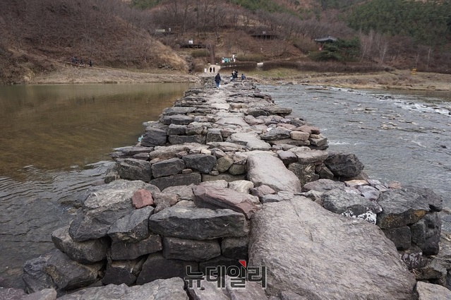 ▲ 천년의 세월을 견뎌낸 충북 진천군 문백면 구곡리 농다리. 고려초에 만들어진 국내 최고 긴 돌다리로 위에서 내려다보면 지네모양을 하고 있다.ⓒ김정원 기자