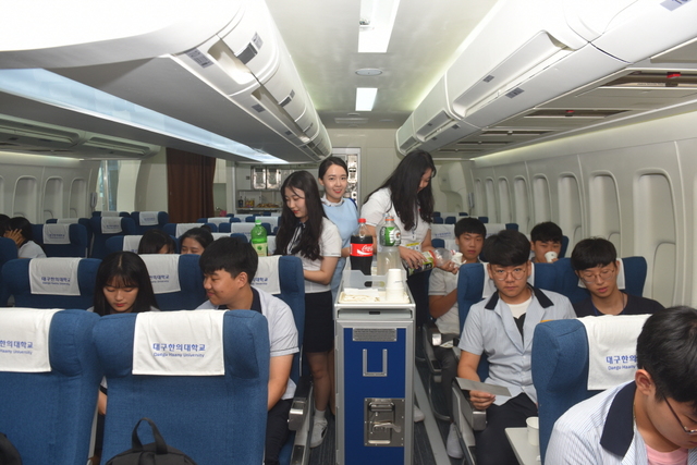 ▲ 항공서비스학과에서 음료서비스를 체험하고 있는 학생들.ⓒ대구한의대