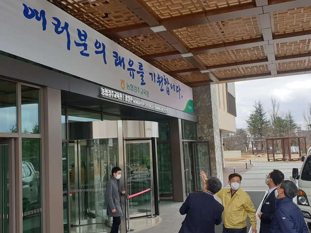 ▲ 경북농협 도기윤 본부장(오른쪽 세 번째)이 환자들의 쾌유를 위한 메시지를 담은 현수막을 가르키고 있다.ⓒ경북농협