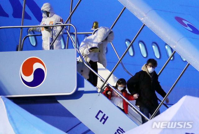 ▲ 중국 후베이성 우한 지역에 체류했던 교민과 중국인 가족들이 2월 12일 오전 김포국제공항에 도착해 3차 전세기에서 내리고 있다. ⓒ뉴시스