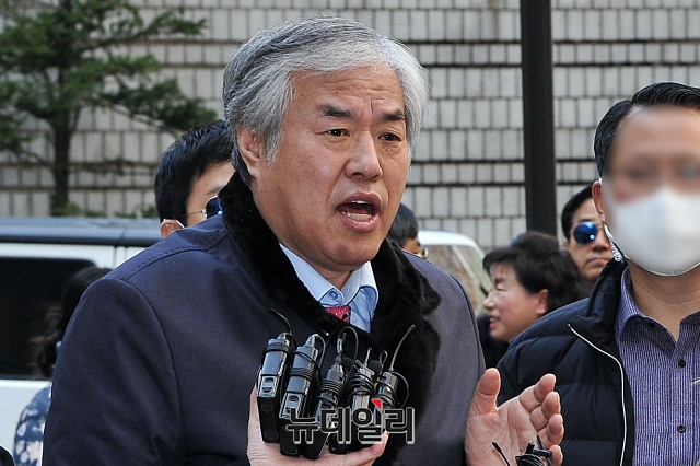 ▲ 경찰이 전광훈 목사에게 지난해 개천절 광화문 집회 당시 불법행위를 주도한 혐의를 추가해 기소의견으로 검찰에 송치했다. ⓒ권창회 기자