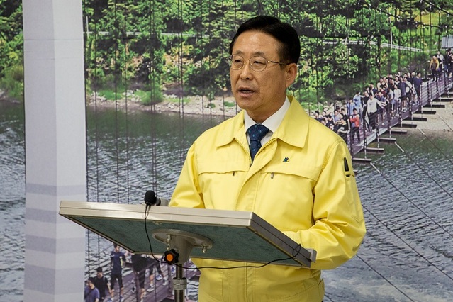 ▲ 이차영 괴산군수가 지난 7일 군청에서 코로나19와 관련해 담화문을 발표하고 있다.ⓒ괴산군