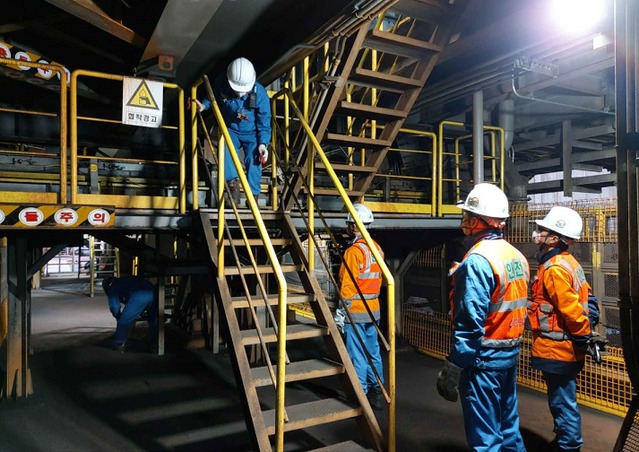 ▲ 포항제철소 직원들이 해빙기 점검기간을 맞아 현장 안전검검을 실시하고 있다.ⓒ포스코