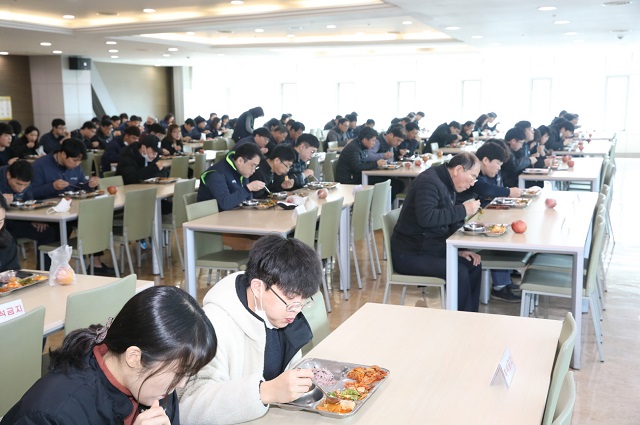 ▲ 포항시는 구내식당 점심시간 2부제 시행과 함께 구내식당을 이용하는 직원들이 서로 마주보지 않고 한 줄로 앉아 식사를 하도록 했다.ⓒ포항시