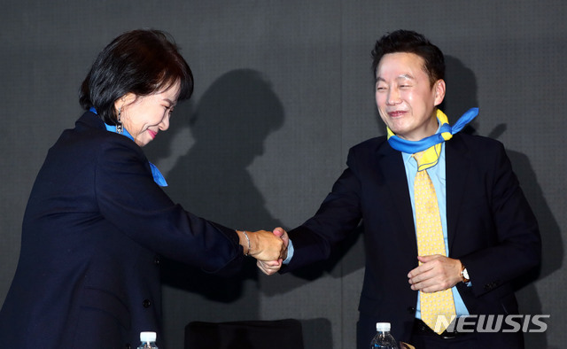 ▲ 열린민주당 손혜원(왼쪽), 정봉주 최고위원이 8일 오후 서울 여의도 글래드 호텔에서 열린 '열린민주당 중앙당 창당대회'에서 악수하고 있다. ⓒ뉴시스