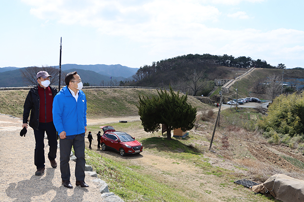 ▲ 장기읍성을 둘러보는 허대만 예비후보.ⓒ허대만 예비후보 사무실
