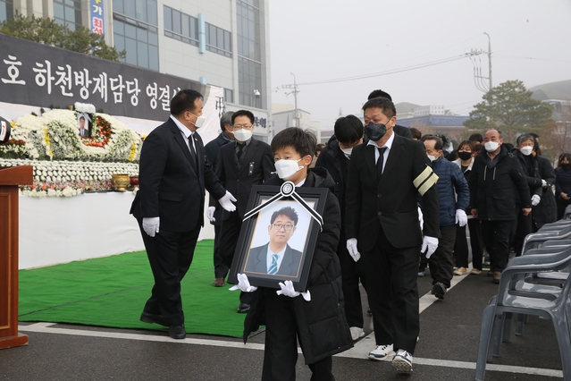 ▲ 영결식은 유족 및 동료직원들의 애도속에서 고인에 대한 묵념, 약력 보고, 1계급 추서, 조사, 추도사, 헌화와 분향 순으로 1시간여 동안 진행됐다.ⓒ성주군