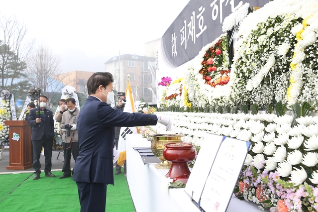 ▲ 이병환 성주군수가 고인의 영정 앞에서 분향을 하고 있다.ⓒ성주군