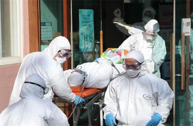 ▲ 8일 저녁 67세 신천지교인이 병원으로 이송 중 입소를 거부하며 간호사 머리채를 잡아당기며 행패를 부리고 도주한 사고가 일어났다.ⓒ대구시