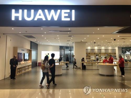 ▲ 코로나19의 확산으로 중국 내 스마트폰 시장이 얼어붙으면서 출하량 기준으로 세계 1위인 삼성전자를 따라잡겠다던 중국 화웨이(華爲)의 공세적인 계획에도 차질이 불가피하다. 사진은 코로나19 발생 전의 화웨이 상하이 매장.ⓒ연합뉴스
