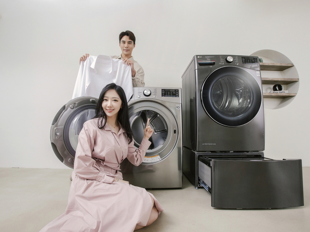 ▲ LG 트롬 건조기 스팀 씽큐(좌)와 인공지능 DD세탁기 'LG 트롬 세탁기 씽큐(우)' ⓒLG전자