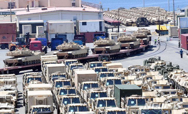 ▲ 지난해 6월 부산항을 통해 반입되는 주한미군 기갑장비 가운데 일부. ⓒ뉴시스. 무단전재 및 재배포 금지.
