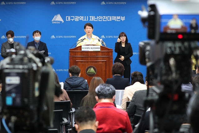 ▲ 권영진 대구시장은 9일 오전 대구시청에서 브리핑을 갖고 “지금은 더욱 긴장하면서 방역대책을 강화해야 할 시점”이라고 고삐를 풀어서는 안 된다고 강조했다.ⓒ대구시