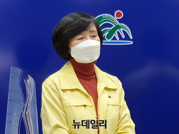 ▲ 충북도 전정애 보건복지국장이 4일 충북도청 브리핑룸에서 코로나19 확진자와 관련해 설명을 하고 있다.ⓒ박근주 기자