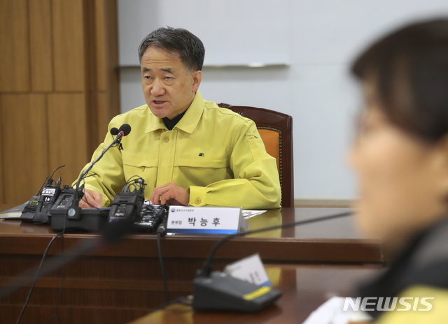 ▲ 박능후 보건복지부 장관이 8일 우한 코로나 국내 대응에 대해 