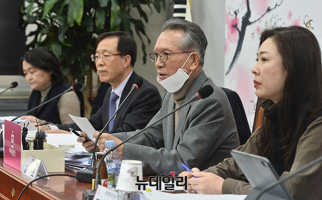 ▲ 김형오(오른쪽 두번째) 공천관리위원장이 국회에서 기자간담회를 갖고 회의결과를 브리핑하고 있다.ⓒ뉴데일리DB