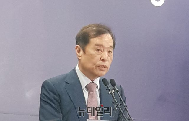 ▲ 미래통합당 세종시 선거구(을) 전략공천이 확정된 김병준 전 자유한국당 비대위원장이 9일 세종시청을 방문해 “세종시 위상을 높일 이해찬 민주당 대표와 승부하고 싶다”고 밝히고 있다.ⓒ김동식 기자